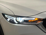 【LEDヘッドライト】悪天候や夜間走行時も良好な視界を確保し安心して運転できる高輝度LEDヘッドライトを装備!点灯速度が早く、消費電力も抑えられています。