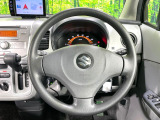 インテリアに合わせたデザインのステアリングは、運転される方のことも考え、運転しやすい形状、大きさです。是非一度、実際に触ってお確かめください。
