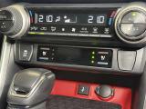 【シートヒーター】体調に合わせて細かく車内環境を調整できちゃいます。天候や、体調に左右されずに快適に1日をスタート出来ますね。
