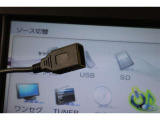 データ通信/給電用と、給電用のUSBソケットが装備されています。iPhoneやスマートフォンを繋いで音楽を再生したり、充電したり。車内にあると便利なアイテムのひとつですね!