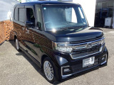 自社整備工場で点検整備をおこなってからお渡ししています。車検が残っている場合は『12ヶ月点検整備』を、車検整備付きの場合は『車検整備』をおこないます。整備費用は車両本体価格に含まれています。