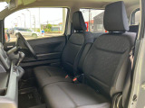 フロントシートはベンチシートです。インパネシフトで足元は広々。運転席と助手席はウォークスルーできます。