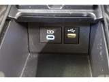 通信/給電用USBと、給電用USB(Type-C)が装備されています。iPhoneやスマートフォンを繋いで音楽を再生したり、充電したり。車内にあると便利なアイテムのひとつですね!