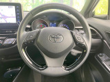 インテリアに合わせたデザインのステアリングは、運転される方のことも考え、運転しやすい形状、大きさです。是非一度、実際に触ってお確かめください。