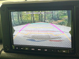【バックカメラ】駐車時に後方がリアルタイム映像で確認できます。大型商業施設や立体駐車場での駐車時や、夜間のバック時に大活躍!運転スキルに関わらず、今や必須となった装備のひとつです!