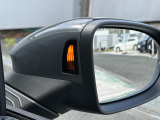 レーンチェンジアシスト。後方死角ゾーンの車両を検知することで、ミラー内側のインジケーターが点灯、安全な車線変更をサポート。