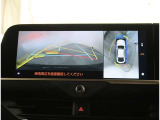 【パノラマモニター】に搭載した4つのカメラにより、車を真上から見ているような映像を表示。運転席から確認しにくい車両周囲の状況を把握できます。