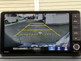 ガイドライン付きバックカメラを装備しているので、慣れない場所での車庫入れも安心です。