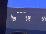 【シートベンチレーション】夏場は涼しい風でお尻や背中の熱やムレを防ぎ、冬はエアコンよりも早く温まってポカポカに!季節を問わず快適に過ごせます。