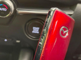 【アドバンストキー】カバンやポケットに入れたままでもドアの施錠・解錠が可能なスマートキーを装備。エンジンのオン・オフ時もカギを取り出す必要が無いからとっても便利です♪