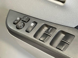 【電動格納ミラー】サイドミラーは電動格納式となっており、狭い駐車場でもキズがつくリスクを抑えられます。