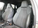 ひとたびシートに腰を沈めれば、ゆったりとした空間の広がりを感じさせてくれるAudiのキャビン