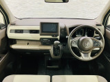 操作性に優れた運転席となります!小物入れや各ボタンの配置にこだわり、使いやすいです!座り心地もよく視認性も良好なのでロングドライブもお任せ下さい!