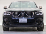 【キドニーグリル】BMWの代名詞。一目見ただけでBMWであると認識できる確固たるアイコンとして存在感を放ちます。