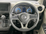インテリアに合わせたデザインのステアリングは、運転される方のことも考え、運転しやすい形状、大きさです。是非一度、実際に触ってお確かめください。