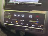 【オートエアコン】一度お好みの温度に設定すれば、車内の温度を検知し風量や温度を自動で調整。暑い&hellip;寒い&hellip;と何度もスイッチ操作をする必要はありません。快適な車内空間には必須の機能ですね♪