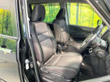運転席シート廻りは使用感も少なく、良好な状態となっています。前オーナー様が丁寧に使っていたことがよくわかりますね。