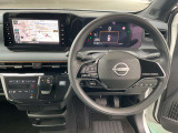 運転席まわりです。実際に座ってみて、乗り心地を体験してみてください,視界も良好です。
