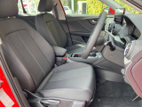 人間工学に基づいて設計されたシートは車のもっているドライビングフィールを存分にドライバーに伝えてくれるクオリティの高い仕上がりとなっています。