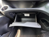 【グローブボックス】大容量のグローブボックスです!!車検証ケース他、日頃使う小物類の収納スペースもたくさんあります!