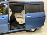 【両側オートスライドドア】子供を乗せたりするのにも隣の車を気にせずストレスフリー★雨の日などはリモコンキーからドアの開閉ができてとても便利な両側オートスライドドア★