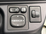 【電動格納ミラー】サイドミラーは電動格納式となっており、狭い駐車場でもキズがつくリスクを抑えられます。
