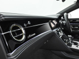 ベントレーは全てオーダーでの発注となっておりますので同じ車種でもステッチやベニヤ部分でまったく違う表情を感じることができます。