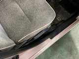 痛みの出やすい運転席シートの角、フロアマット、座面、ともに良好です