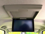 【フリップダウンモニター】大画面モニターで後席でもエンタメをお楽しみいただけます。小さなお子様にも大人気の装備です♪
