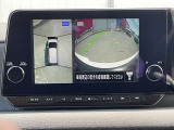 上空から見下ろしているかのような映像をディスプレイに映し出し、スムースな駐車をサポートします。画面は「トップビュー」のほか「サイドブラインドビュー」への切り換えが可能。ますます安心です