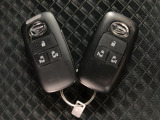 電子カードキーを携帯していれば、ドアハンドルやバックドアのリクエストスイッチを押すだけでドアの施錠・解錠が出来ます♪もちろん 遠隔操作も可能です!盗難防止のイモビライザー機能装備ですよ ☆