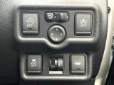 【アイドリングストップ】赤信号や渋滞で停車した際にエンジンを停止し、無駄な燃料の消費を抑えます。燃費向上や環境保護につなげる機能♪エンジンはブレーキを離せば再始動します。