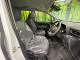 運転席まわりには十分なスペースがあり、大柄な方でもゆったり運転していただける環境です。