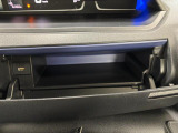 運転席側のインパネアッパーボックスは嬉しい収納!ここにもUSBソケットがついています!