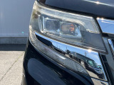 【LEDヘッドライト】悪天候や夜間走行時も良好な視界を確保し安心して運転できる高輝度LEDヘッドライトを装備!点灯速度が早く、消費電力も抑えられています。