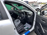 【運転席】座り心地が良いシートなので長時間の運転でも快適にお過ごしいただけます。新品のフロアマットのご注文も可能です。掲載箇所以外にご希望の写真がございましたらお気軽にお問い合わせ下さい。