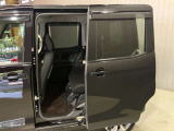 【両側オートスライドドア】子供を乗せたりするのにも隣のお車を気にせずストレスフリー★雨の日などはリモコンキーからドアの開閉ができとても便利な両側オートスライドドア★