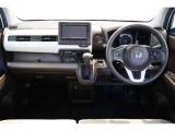 操作性に優れた運転席となります!小物入れや各ボタンの配置にこだわり、使いやすいです!座り心地もよく視認性も良好なのでロングドライブもお任せ下さい!