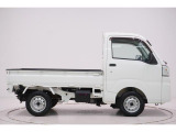 県内13店舗にて常時500台以上ダイハツ車を展示中です。見て、触って、納得のいく一台をぜひ見つけてください。