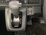CVT車のセレクトレバーです。低速から高速まで、変速ショックのないスムーズな走りと、エンジン効率のよい領域を維持して燃費にも貢献します。サイドブレーキはスイッチ操作の電子制御パーキングブレーキです。