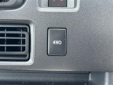 【4WD MODE/スイッチ】必要に応じてそれぞれのモードに切り替えていきます。悪路や高速道路などパワーが必要なところは4WDで。街乗りなどは2WDで。用途によって切り替えられて便利です。