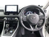 《運転席》目線の位置も高くて運転席からの視界も良好です。シート高さ位置も調整できるので、乗りやすいですね。