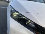 LEDヘッドランプ:ハロゲンランプの約2倍の光量でより明るく遠くを照らし、夜間走行時の視認性を高めます。