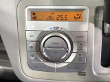 【オートエアコン】一度お好みの温度に設定すれば、車内の温度を検知し風量や温度を自動で調整。暑い&hellip;寒い&hellip;と何度もスイッチ操作をする必要はありません。快適な車内空間には必須の機能ですね♪