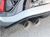 限定モデルならではのAkrapovicチタンマフラー装備