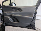 運転席ドア内張はご覧の通り。ドアポケットの収納もバッチリです