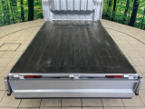 積み下ろしのしやすいデッキにはたっぷりと荷物を積み込んでいただけます。遊びから仕事まで、様々なシーンで頼れます♪