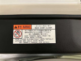 バックドアの底部にイージークローザーの注意書きステッカーが貼ってあります。