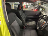 運転席の画像です。足元やシートまわりに余裕があり、リラックスした姿勢で運転が可能です。視界も良好で操作系へのアクセスもしやすく、快適で安心感のあるドライブをサポートします。