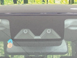 【スマートアシスト】走行中に前方の車両等を認識し、衝突しそうな時は警報とブレーキで衝突回避と被害軽減をアシスト。より安全にドライブをお楽しみいただけます。